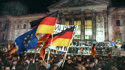 Jubel, Trubel, Einheitsfeier: Die Nacht zum 3. Oktober 1990 vor dem Reichstagsgebäude.