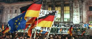 Jubel, Trubel, Einheitsfeier: Die Nacht zum 3. Oktober 1990 vor dem Reichstagsgebäude.