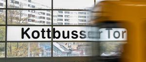 Weil die U-Bahn hier unterbrochen ist, fahren Busse zwischen Kottbusser Tor und Gleisdreieck.