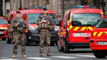 Französische Soldaten sichern die Umgebung des Tatorts.