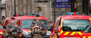 Französische Soldaten sichern die Umgebung des Tatorts.