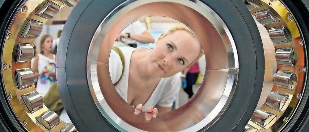 Hartes Sanierungsprogramm. Eine Mitarbeiterin von Schaeffler blickt durch ein Kugellager, das der Autozulieferer der Welt produziert.