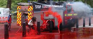 Eine rote Flüssigkeit fließt aus dem Schlauch des Feuerwehautos.