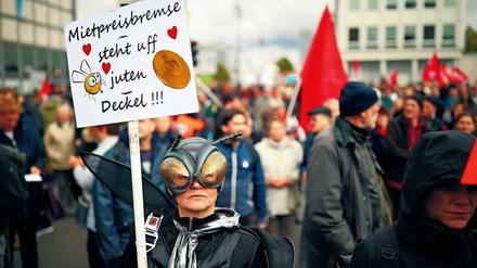 Hopp, hopp, hopp – Mietenstopp. Das war die zentrale Forderung bei der Mietendemonstration, die am Donnerstag von Mitte nach Kreuzberg führte.