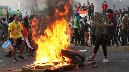 Demonstranten verbrennen in Bagdad Reifen.