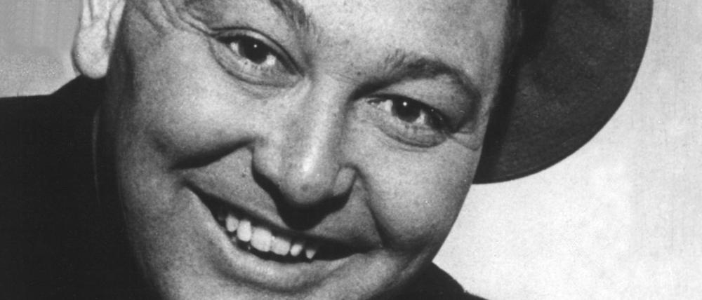 Rauf auf den Sockel. Der Kabarettist Wolfgang Neuss, 1959 fotografiert.