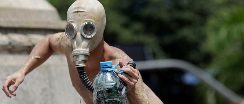 Protest mit Gasmaske bei einer Klimaschutz-Demo von "Fridays for Future" in Rio de Janeiro,