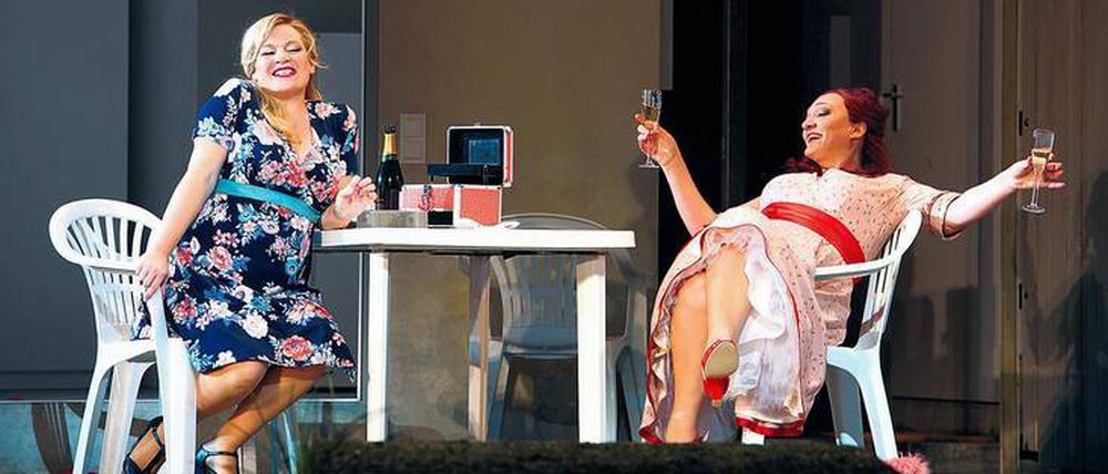 Mandy Fredrich (links) und Michaela Schuster benehmen sich eigen im Heim. 
