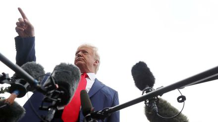 Donald Trump, Präsident der USA, spricht am Donnerstag mit Medienvertretern vor dem Weißen Haus. 