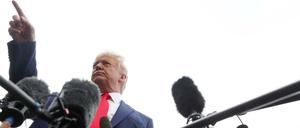 Donald Trump, Präsident der USA, spricht am Donnerstag mit Medienvertretern vor dem Weißen Haus. 