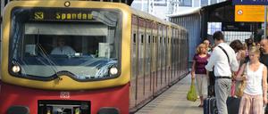Eine S-Bahn fährt in den Bahnhof Friedrichstraße in Berlin ein.