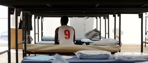 Ein Geflüchteter in einer Notunterkunft (Symbolbild).