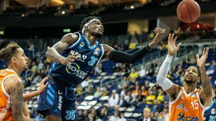 Lockeres Händchen. Albas Landry Nkono (Bildmitte) erlebte einen angenehmen Saisonstart in der Liga.