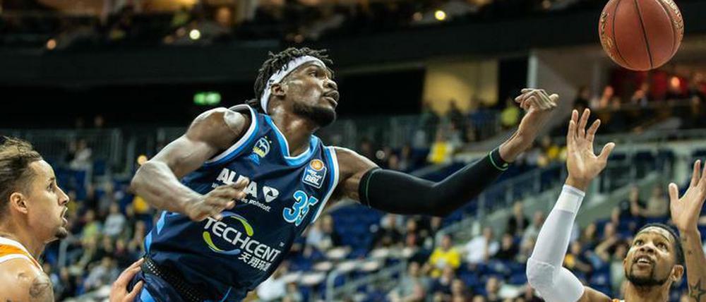 Lockeres Händchen. Albas Landry Nkono (Bildmitte) erlebte einen angenehmen Saisonstart in der Liga.