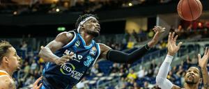 Lockeres Händchen. Albas Landry Nkono (Bildmitte) erlebte einen angenehmen Saisonstart in der Liga.