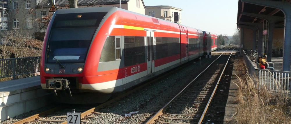 Ein Regionalexpress fährt in den Bahnhof Neuruppin - Rheinsberger Tor ein. Etwa in Zugmitte ist der Bahnübergang.