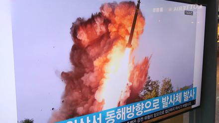 Eine Nachrichtensendung berichtet über einen nordkoreanischen Raketentest