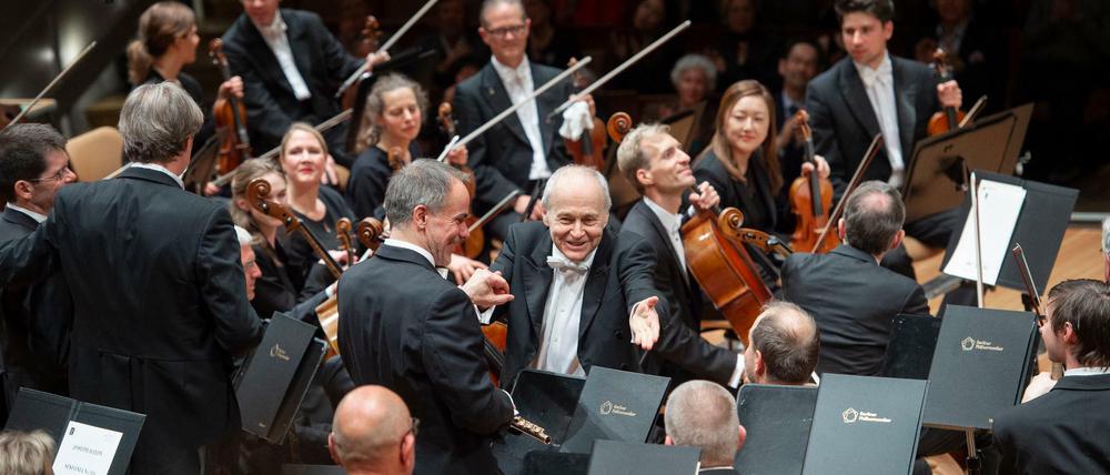 Adam Fischer beim Schlussapplaus in der Philharmonie am 3. Oktober.