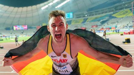 Steht ihm gut. Niklas Kaul feiert seinen Sensationssieg.