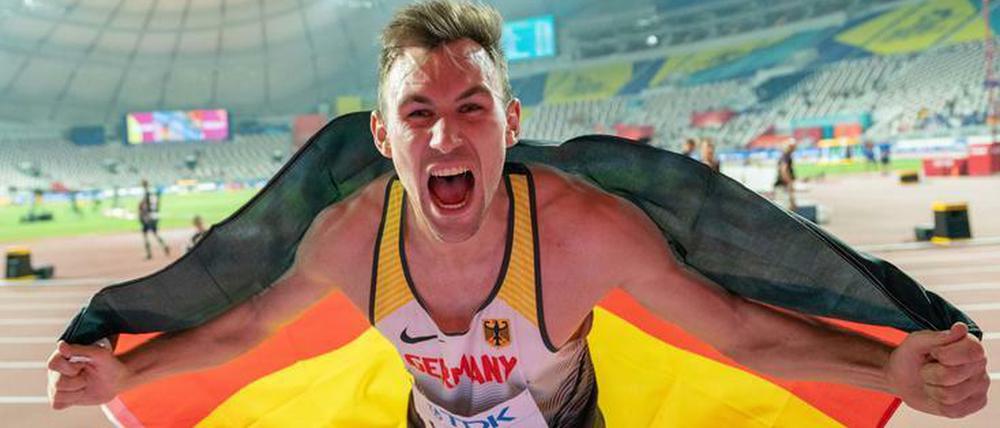 Steht ihm gut. Niklas Kaul feiert seinen Sensationssieg.