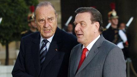 2005 begrüßte Jacques Chirac (l) Gerhard Schröder in Paris.