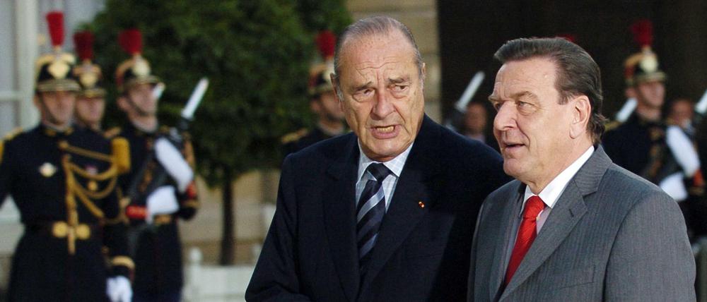 2005 begrüßte Jacques Chirac (l) Gerhard Schröder in Paris.
