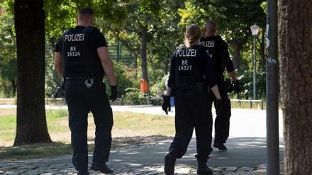 Polizeibeamte sind einem Einsatz gegen Drogendealer im Görlitzer Park unterwegs.