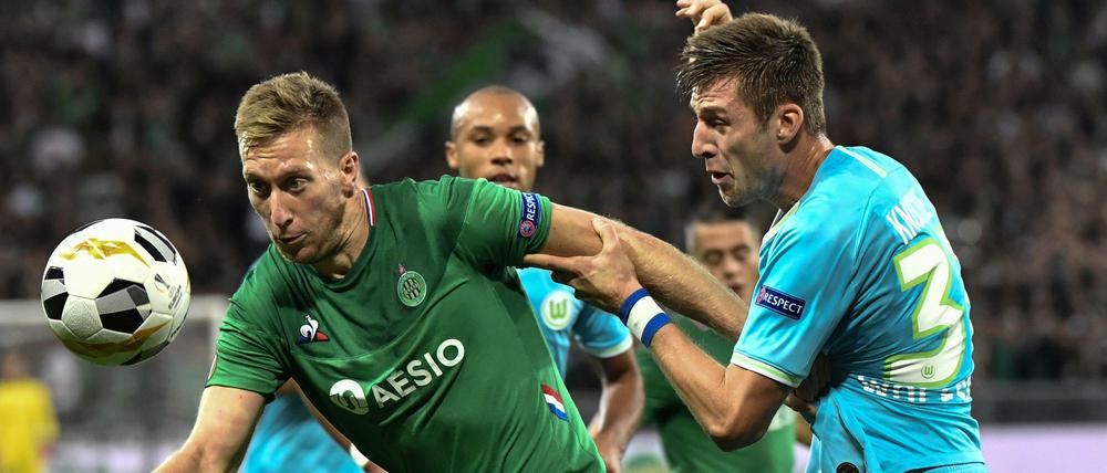 Der VfL Wolfsburg (Szene mit Robin Knoche, rechts) kam gegen Saint-Etienne zu einem 1:1-Unentschieden. 
