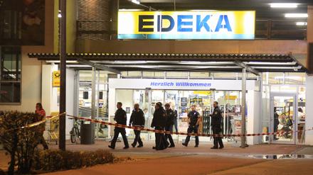 Polizisten vor einem Edeka-Supermarkt, vor dem die Schüsse fielen.