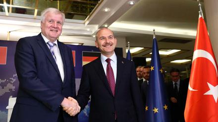Zwei Innenminister machen Außenpolitik: Horst Seehofer (links) mit seinem türkischen Amtskollegen Suleyman Soylu.