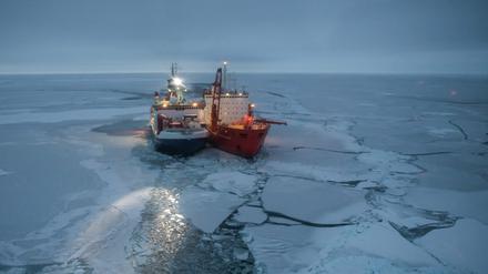 Die „Polarstern“ (l.) und der russische Eisbrecher „Akademik Fedorov“.