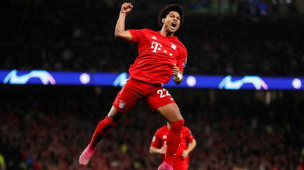 Zum Abheben. Serge Gnabry feiert sein drittes Tor, später legte der Bayern-Profi noch einmal nach.