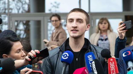 Pawel Ustinow spricht mit Journalisten 