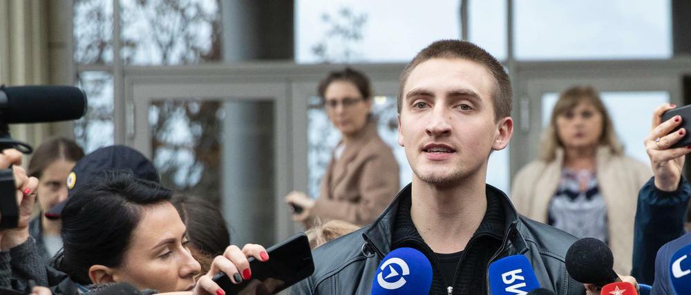 Pawel Ustinow spricht mit Journalisten 