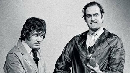 Noch toter als tot. Michael Palin (links) als Ladenbesitzer versucht dem hysterischen Kunden (John Cleese) das Hinscheiden seines Papageis klarzumachen.