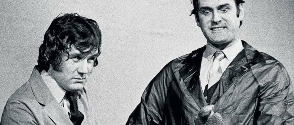 Noch toter als tot. Michael Palin (links) als Ladenbesitzer versucht dem hysterischen Kunden (John Cleese) das Hinscheiden seines Papageis klarzumachen.