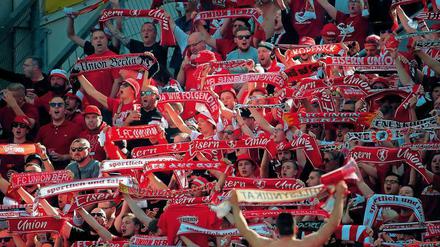 Ganz schön voll hier. Auch auswärts ist im Block des 1. FC Union in der Bundesliga kaum noch Platz.