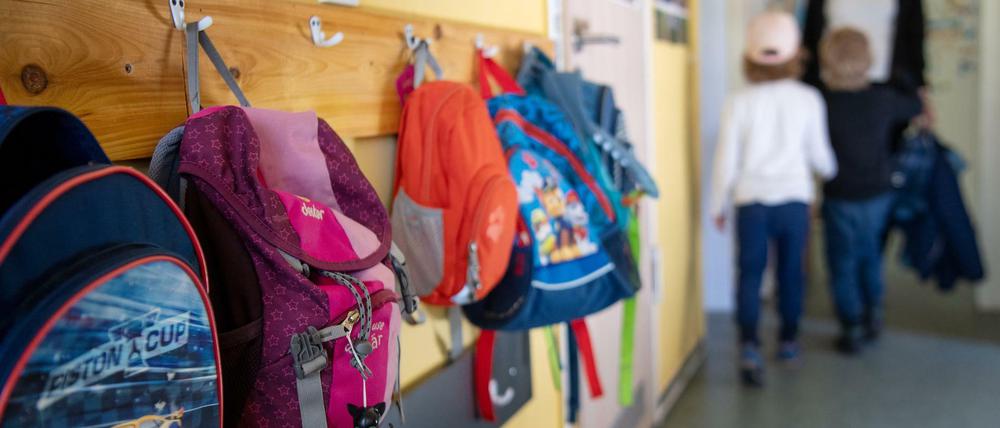 Kinderrucksäcke im Eingangsbereich einer Kita.