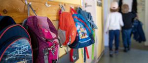 Kinderrucksäcke im Eingangsbereich einer Kita. 
