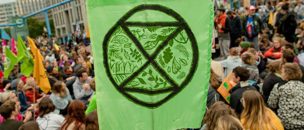 Aktivisten von Extinction Rebellion blockieren am 20. September den Potsdamer Platz und protestieren für mehr Klimaschutz.