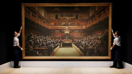 Ursprünglich trug das Gemälde „Devolved Parliament“ den Titel „Question Time“.