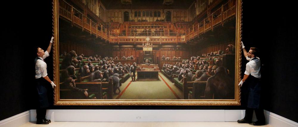 Ursprünglich trug das Gemälde „Devolved Parliament“ den Titel „Question Time“.