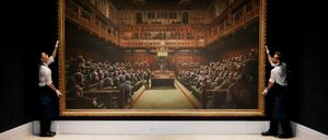 Ursprünglich trug das Gemälde „Devolved Parliament“ den Titel „Question Time“.