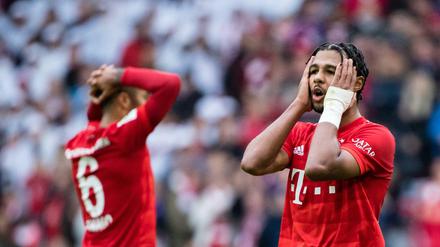 Gibt es gar nicht. Serge Gnabry vom FC Bayern (r) und Thiago reagieren nach einer vergebenen Torchance. 