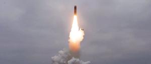 Dieses von der staatlichen nordkoreanischen Agentur KCNA am 02.10.2019 zur Verfügung gestellte Foto zeigt eine abgefeuerte Rakete.