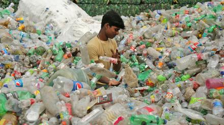 Ein Arbeiter im indischen Jammu sortiert Plastikflaschen, bevor sie in einer industriellen Anlage am Stadtrand recycelt werden. Immerhin. Denn rund zwei Milliarden Menschen leben ohne ein Abfallsystem. 