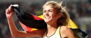 Da strahlt sie. Konstanze Klosterhalfen feiert mit Fahne.