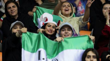 Für das Heimspiel der WM-Qualifikation gegen Kambodscha dürfen erstmals auch Iranerinnen Tickets erwerben. 
