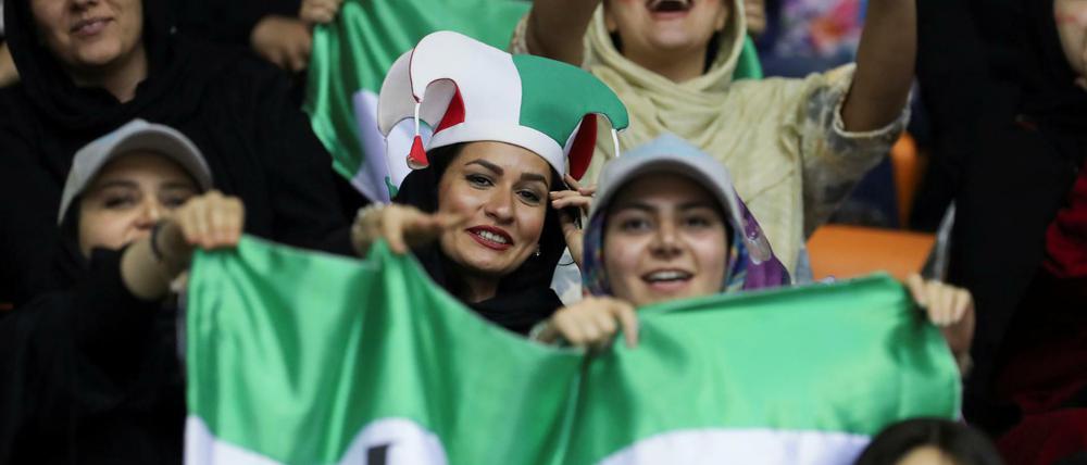 Für das Heimspiel der WM-Qualifikation gegen Kambodscha dürfen erstmals auch Iranerinnen Tickets erwerben. 