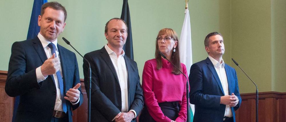 Michael Kretschmer (CDU, l-r), Ministerpräsident von Sachsen, Wolfram Günther und Katja Meier, Spitzenkandidaten Bündnis 90/Die Grünen in Sachsen, und Martin Dulig (SPD), Wirtschaftsminister und stellvertretender Ministerpräsident von Sachsen.